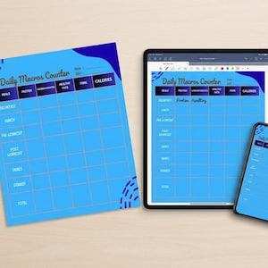 Op de afbeelding: Een Daily Macros Counter tracker-blad in blauw met donkerblauwe accenten, met kolommen voor maaltijden, eiwitten, koolhydraten, gezonde vetten, vezels en calorieën. Het ontwerp wordt weergegeven op een papieren vel, een tabletscherm en een smartphone.