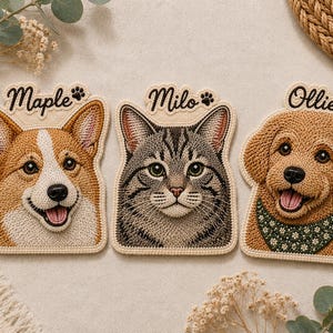 Può includere: Tre toppe ricamate con ritratti di animali domestici. La toppa a sinistra mostra un Corgi marrone e bianco con l'etichetta Maple. La toppa centrale mostra un gatto soriano grigio con l'etichetta Milo. La toppa a destra mostra un cane dorato con una bandana floreale verde con l'etichetta Ollie.