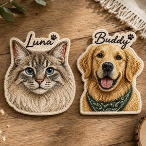 Puede incluir: Dos parches bordados con retratos de mascotas. Un parche muestra un gato atigrado gris y marrón con ojos azules y el nombre Luna encima. El otro parche muestra un perro dorado con un pañuelo verde estampado y el nombre Buddy encima.