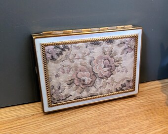 Ref. 5th Avenue, VS poeder compact, vintage bloemen tapijt en email
