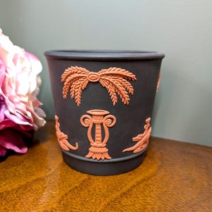 Wedgwood Jasperware Egyptische bloempot/plantenbak, zwart en terracotta, circa 1970