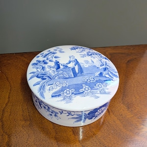 Spode Blue Room Large Ceramic Trinket Box "Girl at the Well", Blue & white