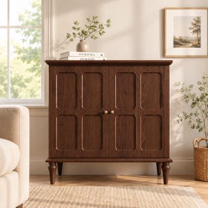 Buffet-Sideboard im Mid-Century-Stil mit verstellbaren Regalböden und Beinen aus Massivholz.