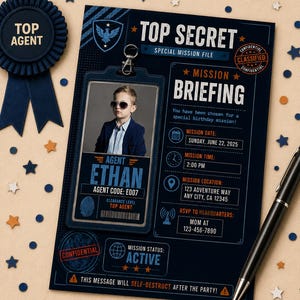 Peut inclure: Une invitation d'anniversaire Top Secret sur fond bleu foncé avec un badge d'identification montrant un enfant à lunettes de soleil, nommé Agent Ethan, code E007. Inclut les détails de la mission, un ruban Top Agent et un stylo à bille noir.