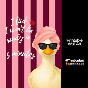 Op de afbeelding: Een digitale illustratie van een gele eend met een roze handdoek op het hoofd en een zwarte zonnebril. De achtergrond heeft verticale roze en donkerrode strepen. De tekst luidt: I lied I won't be ready in 5 minutes, met een rode lippenafdruk.