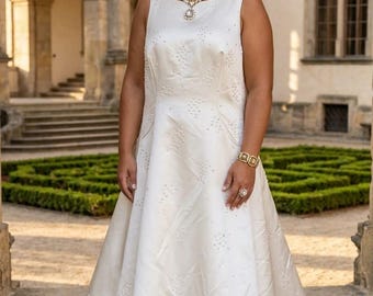 St. Patrick Designer Wedding Dress Ecru Size 48 EU – Elegant A-line wedding dress with train & pearl embroidery, unworn, bridal fashion