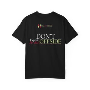 Puede incluir: Una camiseta negra de manga corta con un logotipo de cuatro cuadrados de colores y el texto She Knows Offside. Debajo, la camiseta muestra el texto en blanco y verde claro DON'T Explain to me OFFSIDE con una fina línea horizontal debajo.