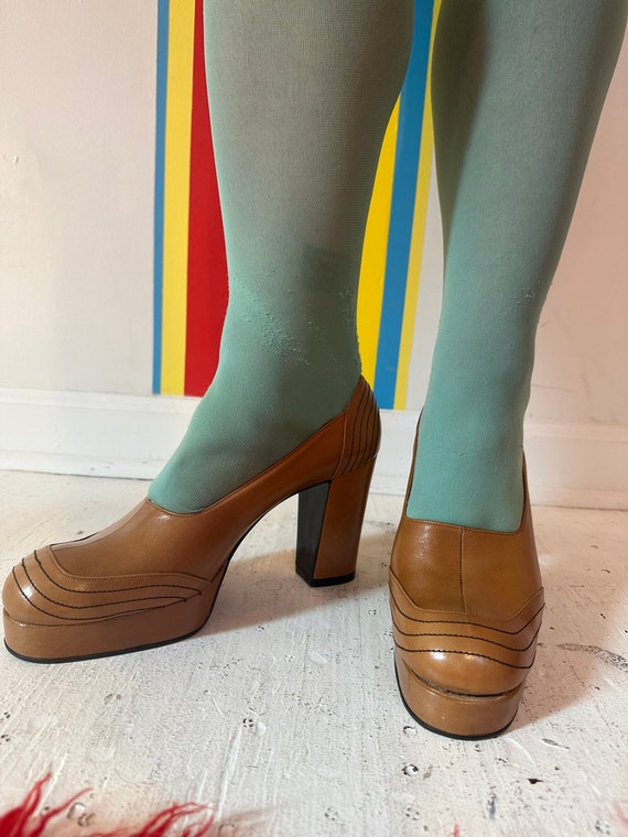 1970s vintage caramel tan platform shoes sz 9 lea… - image 4