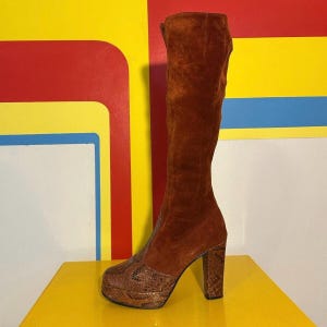 Botas de plataforma vintage de los años 70 en ante oxidado y piel de serpiente, talla 7, botas Gogo disco glam de Terry de Havilland, hasta la rodilla, de piel de serpiente, con tacones marrones y rojos.