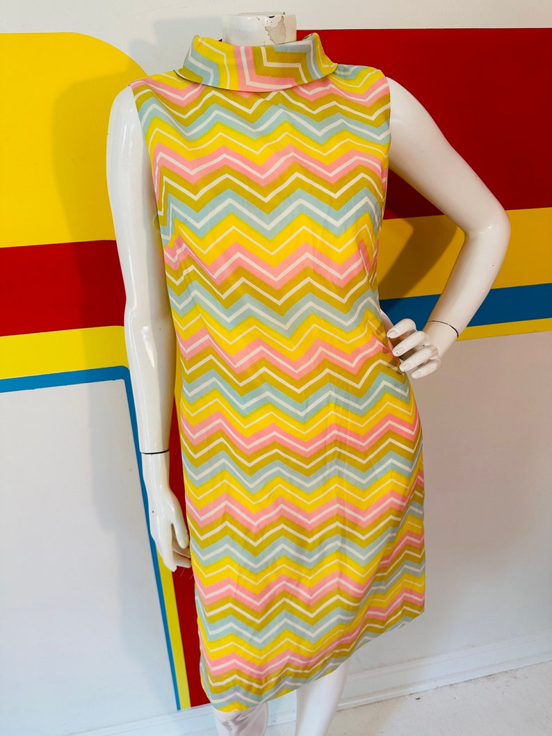 robe droite vintage à chevrons bonbon des années 1960 sz m image 8