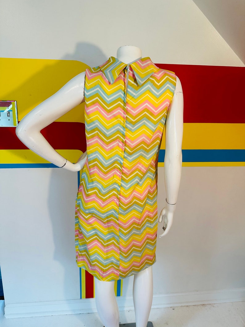 robe droite vintage à chevrons bonbon des années 1960 sz m image 6