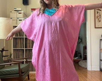 Suknia typu kaftan z lat 80. w stylu vintage Mary McFadden z lat 90. XX wieku, kaftan XL plus różowo-turkusowa koszula nocna, projektantka kurortu Fortuny Pleat