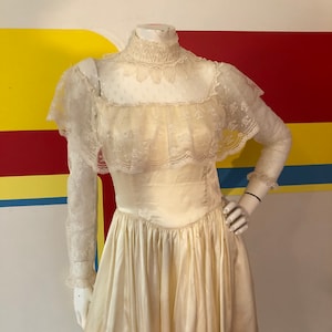 Abito da sposa Gunne Sax in pizzo crema vintage anni &#39;70, taglia XS, s, a pois svizzeri, anni &#39;70, sposa, bianco, trasparente, vittoriano, collo alto, anni &#39;80, abito da ballo