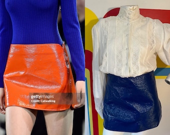 Y2K hace minifalda de vinilo azul Courrèges vintage de los años 60 talla S m diseñador era espacial década de 1960 mod plástico francés década de 1990 años 90 rave electro
