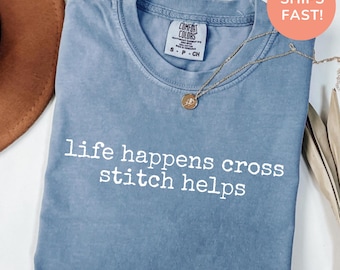 Camiseta Life Happens Cross Stitch Helps, Camiseta divertida de manualidades Comfort Colors, Regalo para bordadores y artesanos, Regalo divertido de manualidades, Aficionado