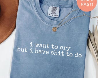 Camiseta "Quiero llorar pero tengo mierda que hacer", camiseta con cita sarcástica y divertida, humor adulto con el que te identificarás, regalo para tu mejor amigo/a, camiseta gráfica atrevida