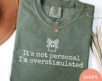 Camiseta Comfort Colors "No es personal, estoy sobreestimulada", linda camiseta de fantasma de Halloween, camiseta de Halloween para mamás, camiseta para TDAH, regalo divertido para mamás con TDAH