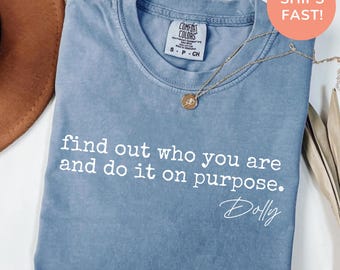 Camiseta con frases de Dolly Parton, camiseta autografiada de Dolly Parton, camiseta "Descubre quién eres", camisetas conmemorativas "Qué haría Dolly" en color Comfort Colors.