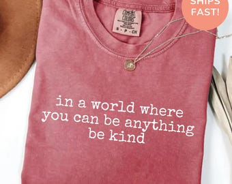 Camiseta Comfort Colors® "En un mundo donde puedes ser cualquier cosa, sé amable", Camiseta de amabilidad, Regalo inspirador para profesores, Camiseta de amabilidad