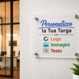 Può includere: Una targa rettangolare in acrilico trasparente fissata con quattro distanziali in metallo argentato. La targa presenta testo e icone in blu, nero, arancione, verde e rosso con la scritta: Personalizza la Tua Targa con Logo, Immagini, Testo.