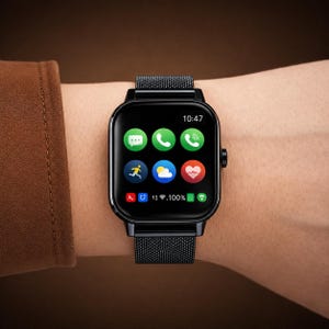 Może przedstawiać: Czarny smartwatch z kwadratowym wyświetlaczem z cyfrowym interfejsem z kolorowymi ikonami do obsługi wiadomości, połączeń, fitnessu, pogody i tętna, wyposażony w czarny pasek z metalowej siatki oraz boczny przycisk sterujący.
