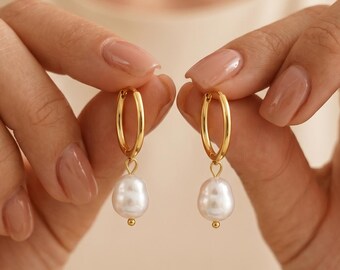 Delicati orecchini a cerchio con perle d'acqua dolce in oro 18 carati, impermeabili, pendenti, gioielli minimalisti, perfetti per tutti i giorni, matrimoni, Natale, come regalo per lei, donne e amiche.