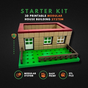 Puede incluir: Un kit de inicio de sistema de construcción de casas modulares imprimible en 3D que presenta una pequeña estructura con paredes de ladrillo color canela, techo rojo, ventanas blancas y una base verde con una valla marrón. Texto: STARTER KIT.