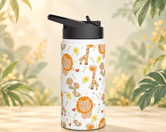 Op de afbeelding: Een witte waterfles met een zwarte dop voorzien van een herhalend patroon van getekende leeuwen, giraffen, paddenstoelen, gele bloemen en kleine rode hartjes. Het ontwerp is kleurrijk en bedekt het gehele oppervlak.
