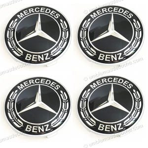 Puede incluir: Un juego de cuatro tapacubos circulares Mercedes-Benz con fondo negro, un emblema de estrella de tres puntas plateado en el centro y un borde de corona de laurel plateado. El texto MERCEDES BENZ está impreso en blanco alrededor del borde.
