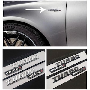 Könnte beinhalten: Ein Set von Auto-Emblemen mit dem Schriftzug TURBO 4MATIC in Chrom- und Mattschwarz-Ausführungen. Die Embleme sind für die Seitenverkleidungen von Fahrzeugen konzipiert, wobei ein weißer Pfeil die Platzierung an einem silbernen Kotflügel zeigt.