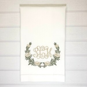 Serviette invité en lin monogramme couronne de magnolia, torchon de cuisine sac de farine, serviette Huck, serviette Huck avec point ajouré. LIVRAISON GRATUITE !