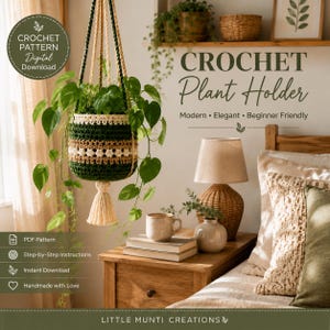 Puede incluir: Un soporte para plantas de ganchillo con rayas horizontales en verde oscuro, crema y beige, suspendido por cordones a juego con una borla de color crema en la parte inferior. El texto dice CROCHET Plant Holder, CROCHET PATTERN Digital Download y LITTLE MUNTI CREATIONS.