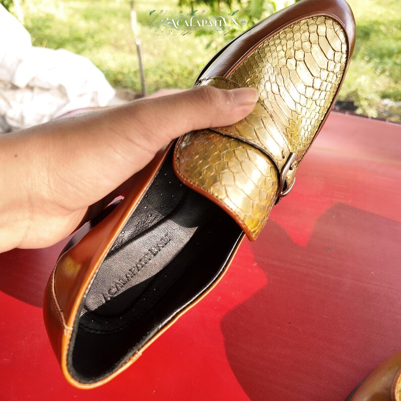 Mocassini con fibbia singola in pitone fatti a mano: scarpe esotiche color oro naturale immagine 4