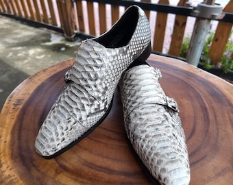 Mocassini in pitone con doppia fibbia, realizzati a mano: scarpe color naturale