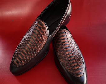 Mocassini casual in pelle di pitone color pesca nera, realizzati a mano: scarpe in vera pelle di serpente