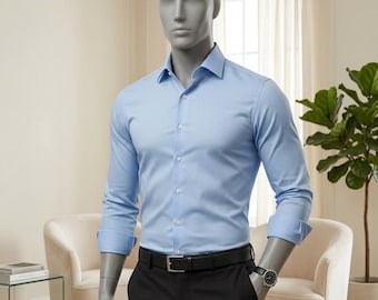 Completo da uomo slim fit composto da camicia azzurra e pantaloni neri, in misto cotone elasticizzato, ideale per occasioni formali.