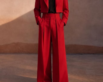 Completo da uomo rosso corto con doppio spacco, pantaloni a gamba larga, camicia nera (su misura)
