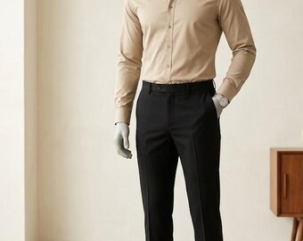 Completo da uomo slim fit composto da camicia beige e pantaloni neri, in cotone elasticizzato, elegante e casual.