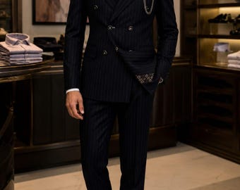 Abito da uomo slim fit doppiopetto a righe blu navy, perfetto per cerimonie e matrimoni.