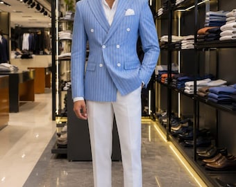 Abito doppiopetto gessato azzurro cielo, pantaloni bianchi, vestibilità slim, ideale per matrimoni e resort.