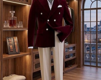 Completo da uomo con cappotto in velluto rosso e pantaloni beige, abito di lusso per lo sposo.