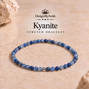 Könnte beinhalten: Ein elastisches Armband mit kleinen, facettierten blauen Kyanitperlen in verschiedenen hellen und dunklen Blautönen, akzentuiert durch eine einzelne glatte, silberfarbene Metallperle. Der Text DesignByAvish Kyanite STRETCH BRACELET ist sichtbar.