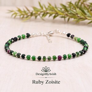 Tornozeleira de zoisita rubi natural, joia delicada para os pés em estilo boho de 2,5 mm, com contas espaçadoras prateadas.