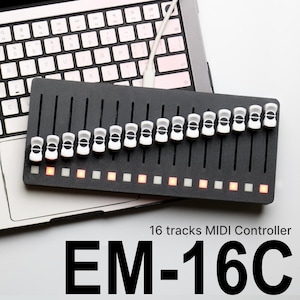 Op de afbeelding: Een zwarte 16-track MIDI-controller met het label EM-16C, voorzien van zestien verticale witte faders en een rij vierkante knoppen met verlichte oranje indicatoren, geplaatst op een laptoptoetsenbord met een witte kabel aangesloten.