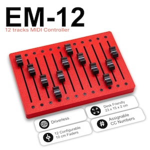 Könnte beinhalten: Ein roter EM-12 12-Spur-MIDI-Controller mit zwölf schwarzen Fadern und weißen Anzeigen. Das Gerät enthält Textbeschriftungen für treiberlosen Betrieb, zuweisbare CC-Nummern, 10 cm Fader und Abmessungen von 23 x 15 x 2 cm.