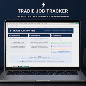 Puede incluir: Una pantalla de portátil que muestra una interfaz de hoja de cálculo Tradie Job Tracker con secciones para empezar, el flujo de trabajo y una guía de colores. La pantalla muestra texto que incluye Track every job, Chase every invoice.