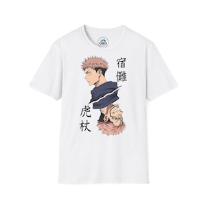 Könnte beinhalten: Ein weißes T-Shirt mit kurzen Ärmeln und einer Grafik eines zweigesichtigen Anime-Charakters mit rosa Haaren. Eine Seite zeigt einen ernsten Ausdruck, während die andere umgedreht ist und ein finsteres Grinsen zeigt. Schwarze japanische Kanji-Schriftzeichen.