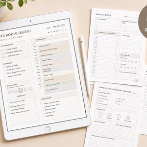 Può includere: Un tablet digitale che mostra un pianificatore giornaliero per neurodivergenti con sezioni per priorità, blocchi orari, promemoria, livelli di energia e note. Accanto al tablet ci sono due pagine stampate e una penna stilo bianca.