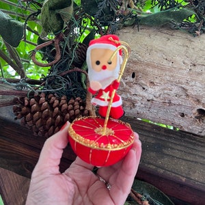 Adorno navideño vintage de Papá Noel de NAPCO, MCM, años 50 y 60, paraguas de fieltro de Papá Noel de 15 cm, decoración retro kitsch.