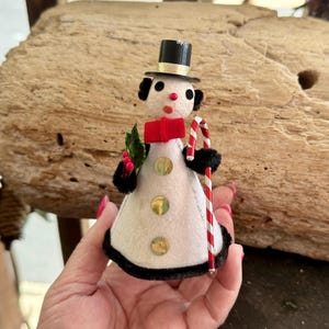 Vintage Spun Cotton Snowman Christmas Ornament MCM 1940 1950 4 1/4“ Snowman Wax Leaf Candy Cane Pipe Cleaner Retro Kitsch Decor RARE